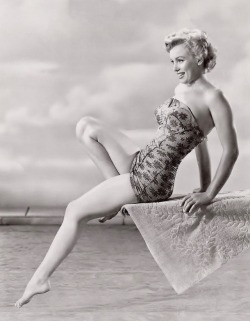blackandwhiteandold:  summers-in-hollywood:  Marilyn Monroe,