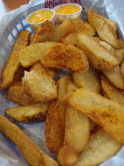 everybody-loves-to-eat:  fuddrucker’s fries by travelingrhinos