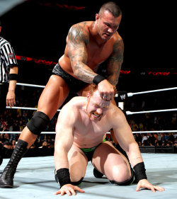 This picture…so dame hot! Randy has a good grip on Sheamus’