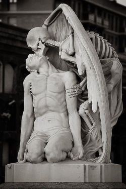 ex0skeletal:  The Kiss of Death is a marble sculpture  by Jaume