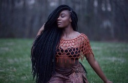 imdemetrialynn:  OMG look how thick & beautiful her twist