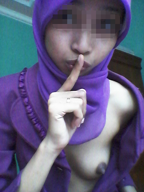 awekseksis2:  otakblue:  Tudung purple gersang  http://awekseksis2.tumblr.com