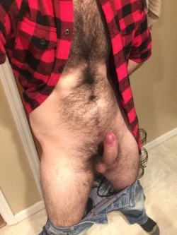 averagedudenextdoor:  Hairy dude pulled down his skinny jeans