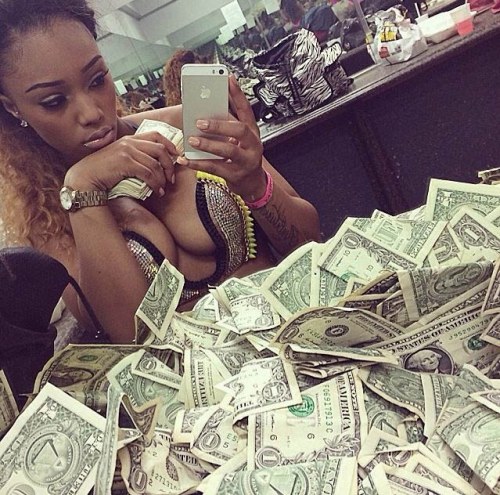 pr1nceshawn:  Strippers enjoying their money.   Good Job, good work, good money ! :-)Links: Black Girls Â / All Girls .