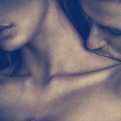 zlatakrasavice:  Kiss my neck as you caress me from behind 