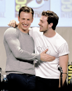 skyewardsold-blog:  Chris Evans and Aaron Taylor Johnson at SDCC