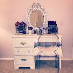 sarahgracebeauty:  Here’s my vanity setup I posted on Instagram.