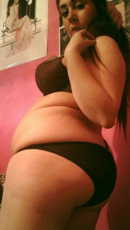 More hot girls gaining weight & fatty queens: http://thefatterthebetter.tumblr.com/