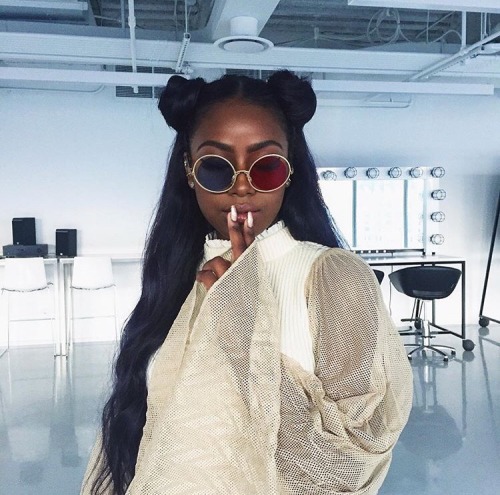 bombshellssonly:  @justineskye 