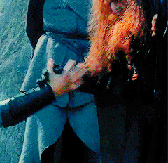 lotrlorien:  Legolas gently helps Gimli to get on a boat in Lothlórien (✿◕‿◕) 