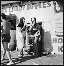 fuckyeahvintage-retro:  Santa Monica, California c.1947 © Walker