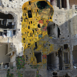 cuteys:  vemt:  Tammam Azzam, Freedom graffiti ‘Kiss by Klimt’