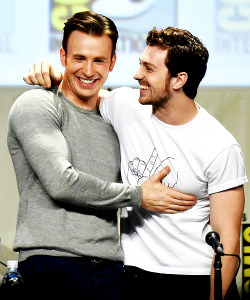 hheimdall:  romvnov:  #WHAT IT IS WITH CHRIS EVANS AND GRABBING