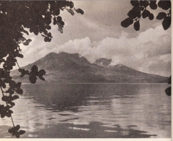 apeninacoquinete: Early morning at Lake Atitlán, with volcano