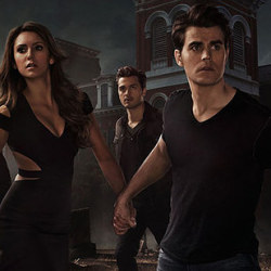  STELENA ARE HOLDING HANDS IN THE NEW PROMO PIC BYE 