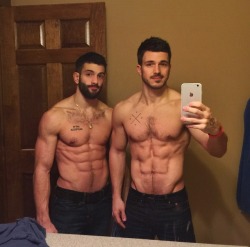 jack-hoff:romancingthelookyloos:Anyone have an ID on these two?