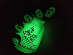 nailpornography:   glow in the dark ghosts  submitted by kalikina