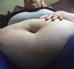 cute-fattie: feels so good just letting my belly hang out!!  