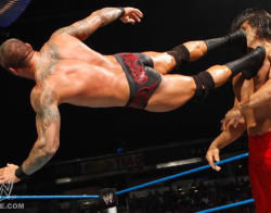 Those trunks can’t contain Orton’s ass! *.*