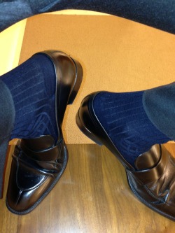 goldtoesocks:blksocklver: My over the calf navy blue dress socks