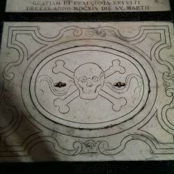 blackpaint20:  Happy skull detail from a funerary monument Santa