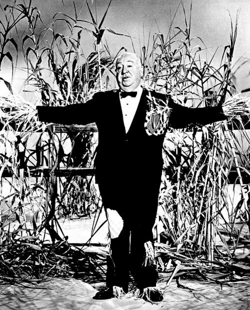 blondebrainpower:Alfred Hitchcock as a scarecrow
