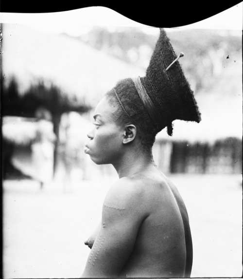 vintagecongo:  Amadi woman with traditional hair called  Edamburu, Okondo’s Village, Belgian Congo by Lang-Chapin [ Before she cut off her hair]. This hairstyle is also a traditional Mangbetu hairstyle.   Tribes like the Amadi…though not completely