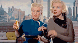 vintagegal:  Betty Grable and Marilyn Monroe in How to Marry