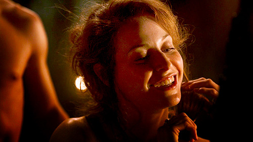 screencappingladies:  1.05 the wolf and the lion  Ros in happier days, getting her bone on.