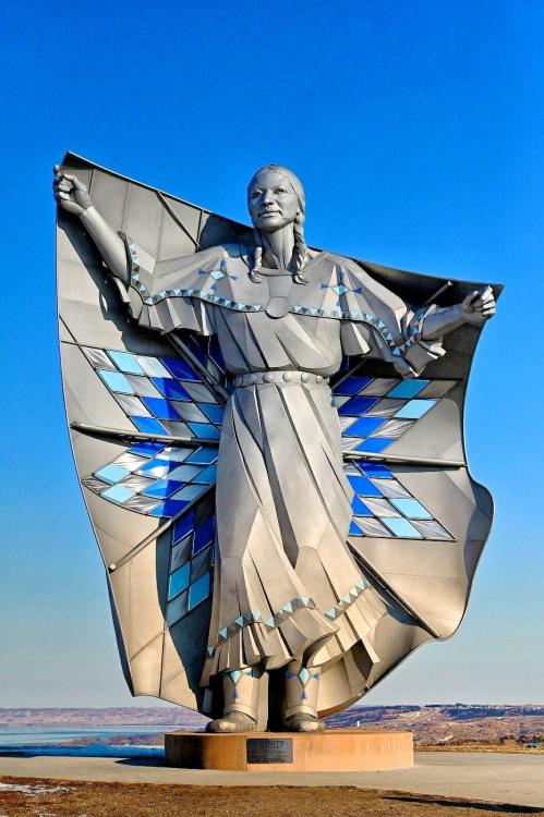 blondebrainpower:Dignity is a sculpture on a bluff overlooking
