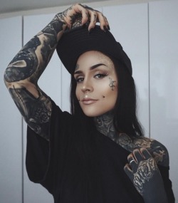 inkedcore:  tattoobodies:  Monami Frost  100K TATTOO BLOG //