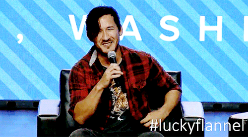 markired:  he’s wearing the flannel!! 