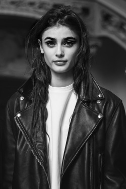 amy-ambrosio:Taylor Hill after Mugler F/W 2015, PFW by valvx.