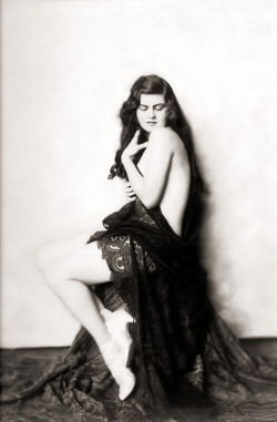 vintage-juene-femme:  damsellover: Alma Marnay, Ziegfeld Girl,