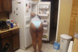 livingwithhotmom:  As you watched your mom reach into the fridge