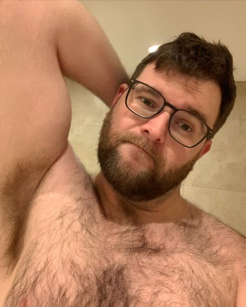 drew-bear84: I don’t know why I’m not looking at the camera…