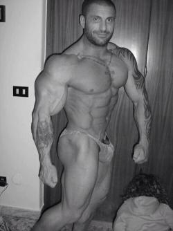 tangamix6:  WTF!!!!  Sexy muscular body - which begs the question