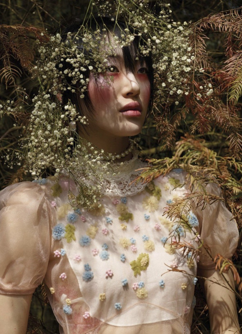 bienenkiste: Sora Choi by Viviane Sassen for Vogue China December