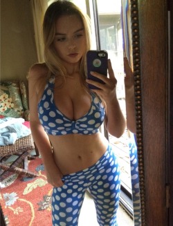 breastsofdoom:  Lauren Hanley showing off her yoga outfit 