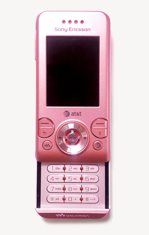 peroream-gal:i found my phone from 2007 !! pink sony w580i