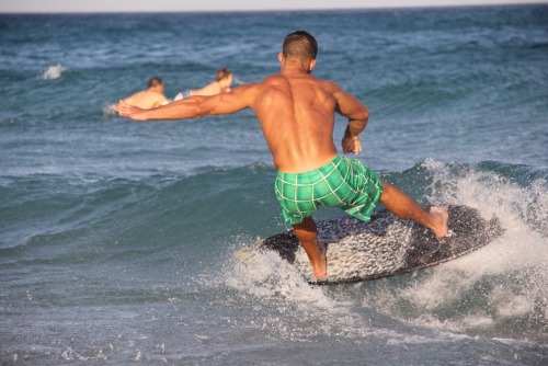 Hot surfer dude  http://imrockhard4u.tumblr.com