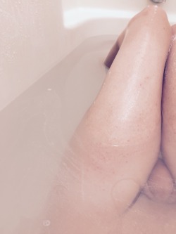 allywolff92:  Gotta enjoy a soapy warm bath in the morning