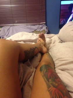 laylamadsole:  Just chillin in bed watching tv with Maddy.  Nice