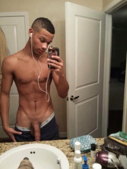 theblackclarkkent:  #BathroomCelfié #Submission #Redbone #NiceBody