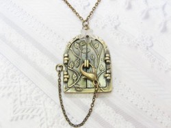 wolf-and-kitten:  almostlolita:  A locket or a door to a secret