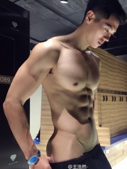 evianguy:  Hawt Asian Stud!  He’s HOT