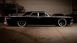 vishweshramesh:  Bagged Lincoln Continental with steelies…