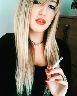 smokingsexplayground:  Sexy Smoking Hottie 
