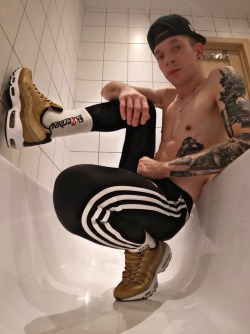 sk8erboy-eu:#smelly #sox #sk8er #sk8erboy #sk8terboy #sneaxn