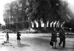 historium:Four people and a burning building, Berlin 1945